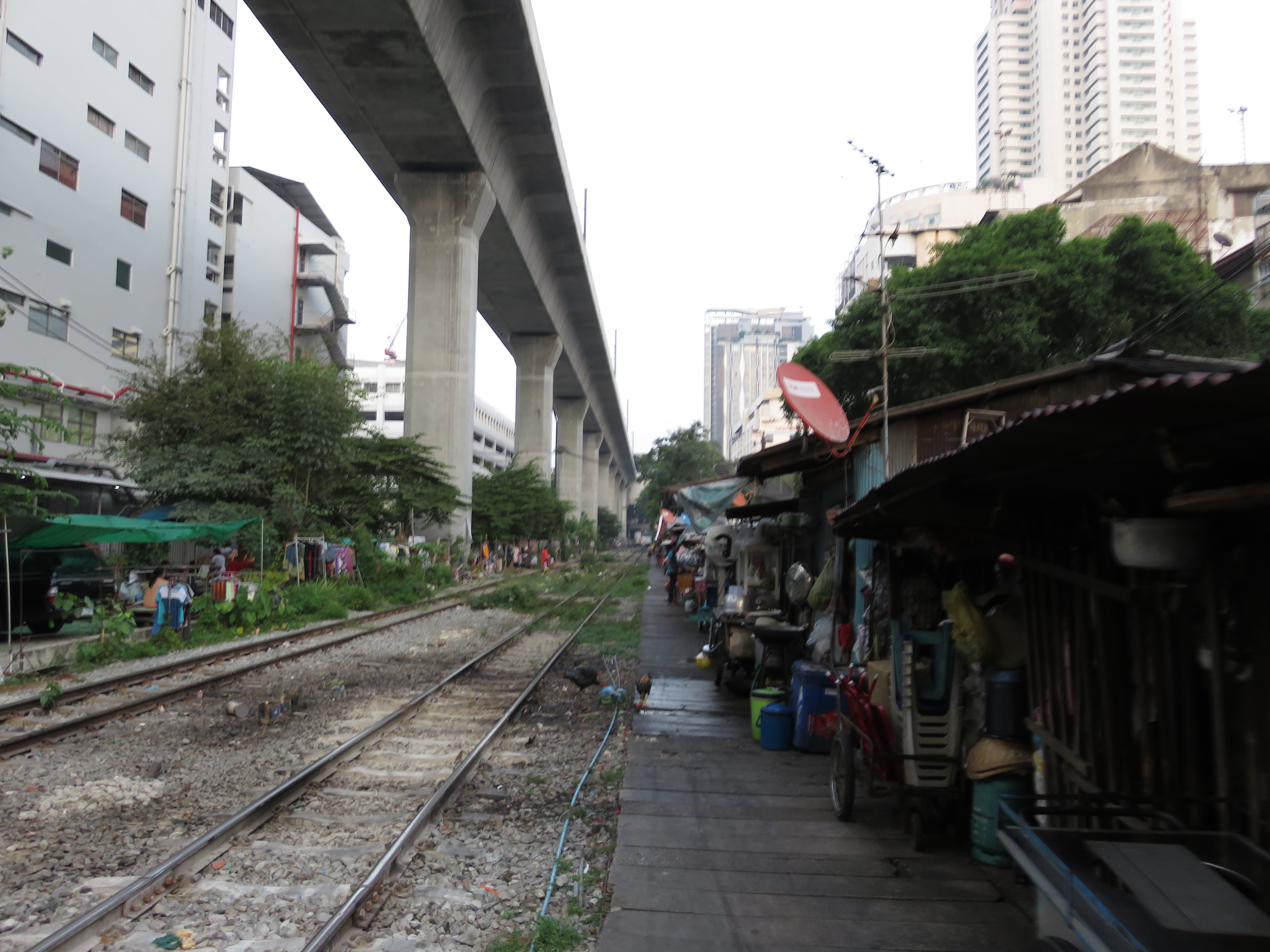 Fernbahn in Bangkok unter der S-Bahn